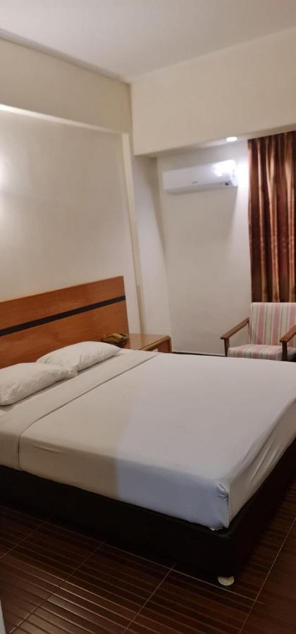 Paradise Hotel Tanjung Pinang Esterno foto